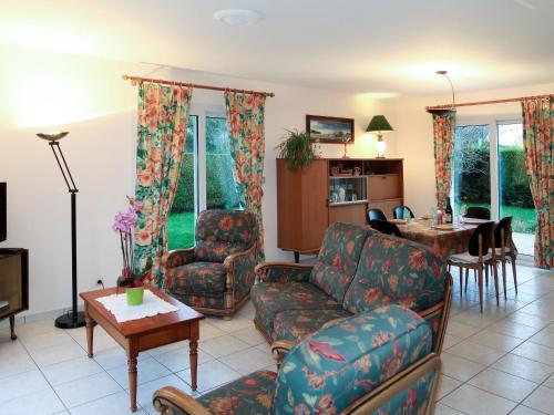 - un salon avec un canapé et une table dans l'établissement Holiday Home Palacret - TGP306 by Interhome, à Trégastel-Plage