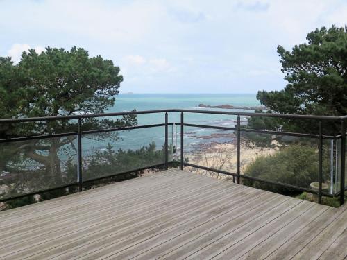 un balcon avec vue sur l'océan dans l'établissement Villa Roch Glaz by Interhome, à Perros-Guirec