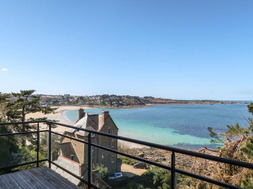 uma vista para a praia a partir da varanda de uma casa em Villa Roch Glaz - PGC103 em Perros-Guirec