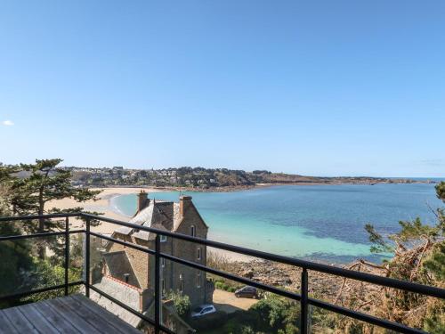 - une vue sur la plage depuis le balcon d'une maison dans l'établissement Villa Roch Glaz by Interhome, à Perros-Guirec