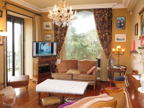 un salon avec un canapé et une télévision dans l'établissement Villa Roch Glaz by Interhome, à Perros-Guirec