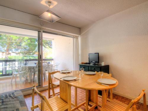 une salle à manger avec une table et une grande fenêtre dans l'établissement Apartment Port d'Attache-8 by Interhome, à Saint Cyprien Plage