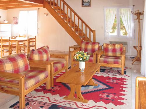 - un salon avec des chaises, une table et des escaliers dans l'établissement Holiday Home Les Etrilles by Interhome, à La Tranche-sur-Mer