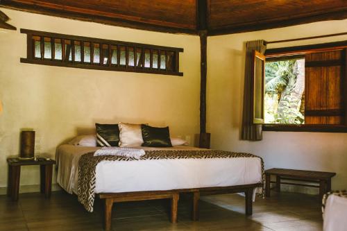 Tempat tidur dalam kamar di Canto d Alvorada Hotel Pousada