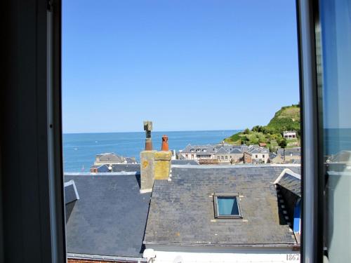 イポールにあるHoliday Home La Rose des Vents by Interhomeの窓から海の景色を望めます。