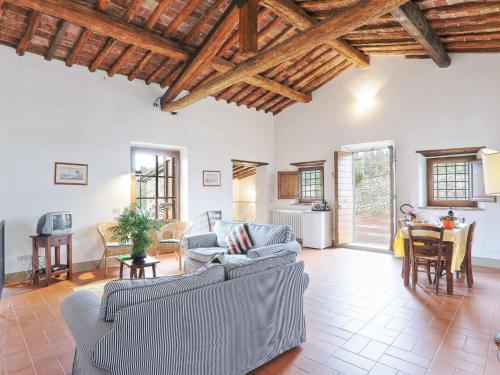 Sala de estar con 2 sofás y mesa en Apartment La Capriata-6 by Interhome en Grassina