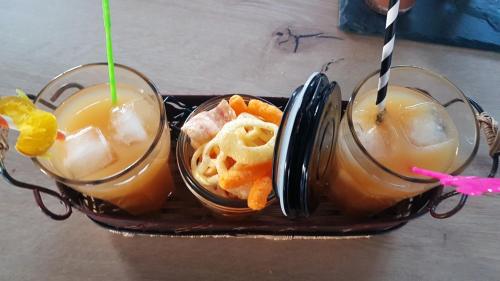 a basket of food with two glasses of juice at Charmante Maison avec jardin à Mornas in Mornas