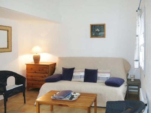 sala de estar con sofá y mesa en Holiday Home La Touche - IDR121 by Interhome, en La Flotte