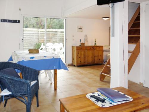 une cuisine et une salle à manger avec une table et des chaises dans l'établissement Holiday Home La Touche-2 by Interhome, à La Flotte