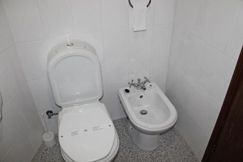 a small bathroom with a toilet and a bidet at Hotel Porto Nobre in Porto