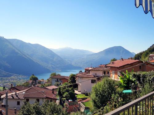 ポルレッツァにあるApartment Bellavista by Interhomeの湖山の景色を望む町