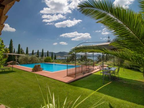 een zwembad in een tuin met een tafel en stoelen bij Villa Olindia by Interhome in San Savino