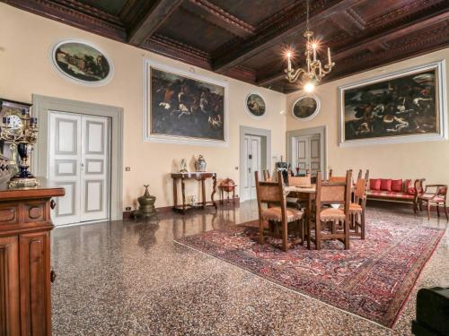 ルッカにあるApartment Palazzo Cittadella by Interhomeのダイニングルーム(テーブル、椅子付)