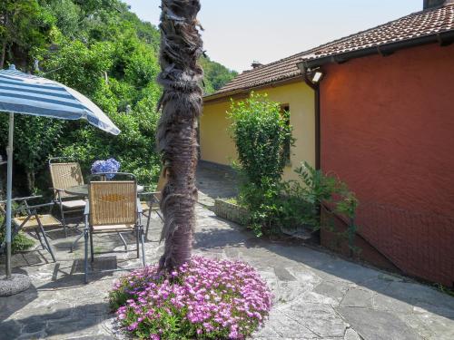 a palm tree in a garden with pink flowers at Holiday Home Monte Tabor by Interhome in Carmine