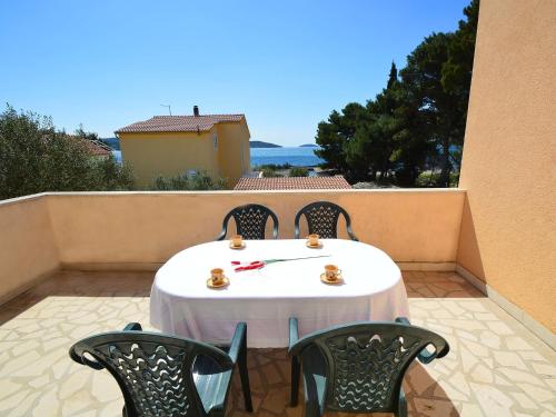 - une table et des chaises blanches sur la terrasse dans l'établissement Holiday Home Valentina, à Jadrija