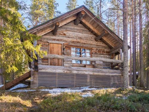 eine Blockhütte im Wald in der Unterkunft Holiday Home Retkietappi kelopirtti by Interhome in Juuma