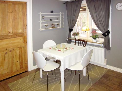 comedor con mesa blanca y sillas blancas en Chalet Höje - VMD220 by Interhome en Hagfors
