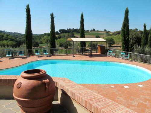 um grande vaso sentado ao lado de uma piscina em Villa Le Gallozzole by Interhome em Quercegrossa