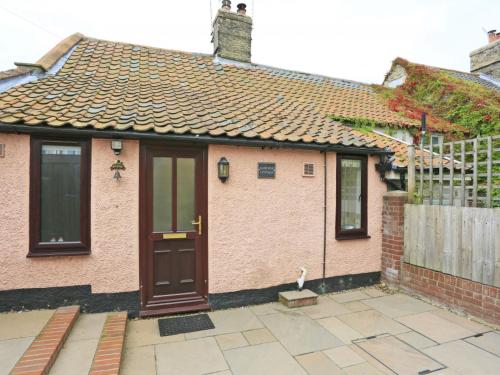 a small pink house with a brown door at Holiday Home Alde End by Interhome in Snape