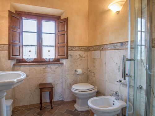 Koupelna v ubytování Holiday Home Il Borgo di Gebbia by Interhome