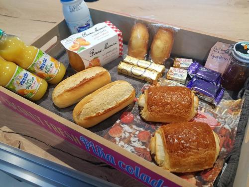 a box filled with different types of sandwiches and bread at Charmante Maison avec jardin à Mornas in Mornas