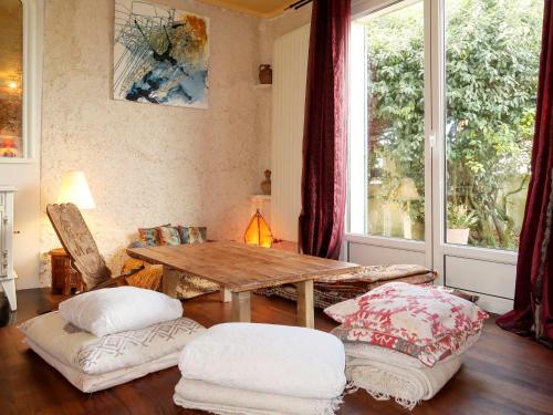 ein Esszimmer mit einem Tisch und 2 Stühlen in der Unterkunft Holiday Home d'artistes by Interhome in Loctudy