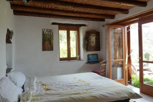 Кровать или кровати в номере Comfortable Family House nearby Mirtos
