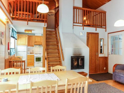 eine Küche und ein Esszimmer mit einem Tisch und einer Treppe in der Unterkunft Holiday Home Elma-maja by Interhome in Levi