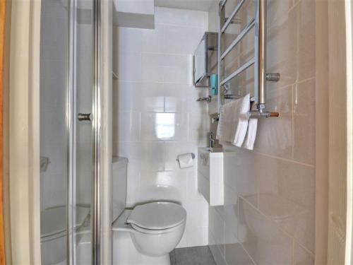 セント・アイヴスにあるApartment St Ives Apartment by Interhomeの白いバスルーム(トイレ、シャワー付)