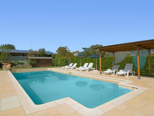 Bazén v ubytování Holiday Home Martina by Interhome nebo v jeho okolí
