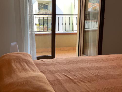 - une chambre avec un lit et une vue sur un balcon dans l'établissement Trieste - Con servizio spiaggia - Narramondo Villas, à Giulianova