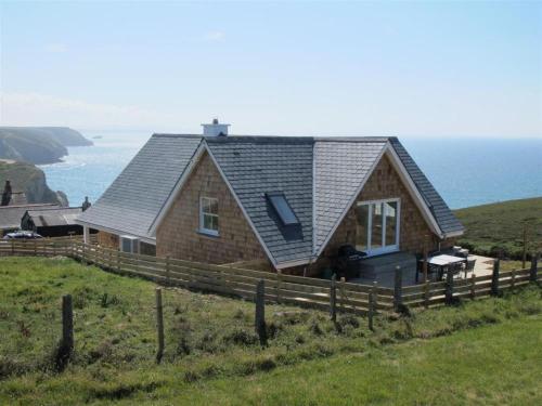 PorthtowanにあるHoliday Home East Cliff by Interhomeの海辺の家