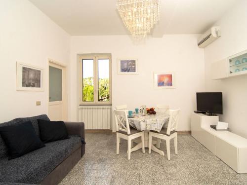 ein Wohnzimmer mit einem Sofa und einem Tisch in der Unterkunft Apartment Carlino by Interhome in Nerano