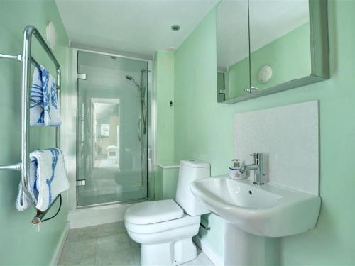 PolruanにあるHoliday Home West Street by Interhomeのバスルーム(トイレ、洗面台、シャワー付)