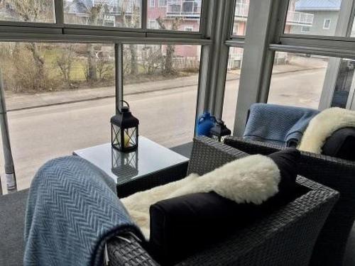 un autobús con 2 sillas, una mesa y una ventana en Holiday Home Hanko loft by Interhome en Hanko