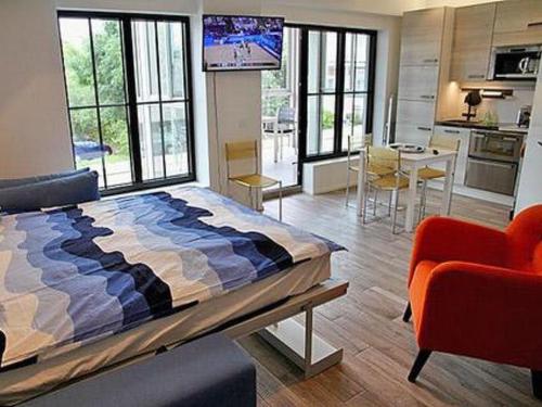 1 dormitorio con 1 cama y sala de estar con cocina en Holiday Home Hanko loft by Interhome en Hanko