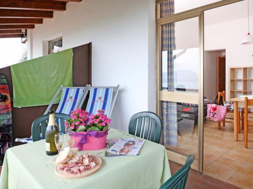 RaffaにあるApartment Casa Centrale by Interhomeのワイン1本と花のテーブル