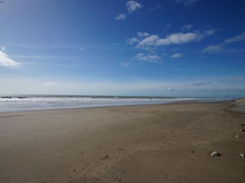 DyffrynにあるHoliday Home Tyn Liam by Interhomeの海を背景に広がる砂浜