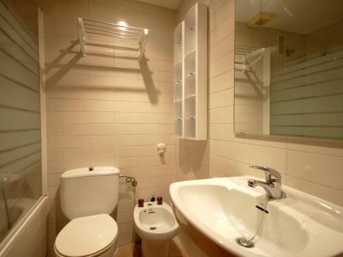 Bathroom sa LETS HOLIDAYS Quiet apartment with pool in tossa