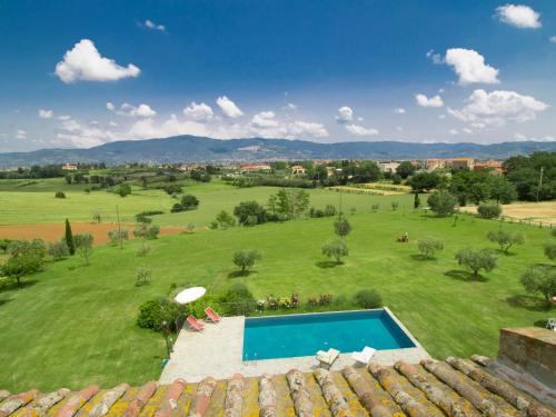 uma vista aérea de um grande campo verde com uma piscina em Holiday Home Il Loto by Interhome em Cortona