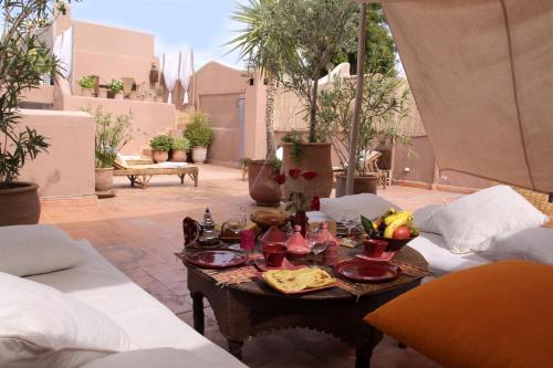 una mesa con comida y bebida en el patio en Riad O2, en Marrakech
