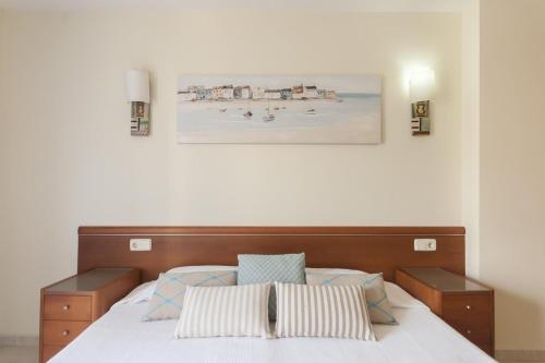Tempat tidur dalam kamar di LETS HOLIDAYS Beautiful apartment in the center of tossa de mar