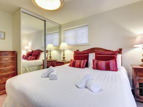 Łóżko lub łóżka w pokoju w obiekcie Apartment Gullsway Upper by Interhome