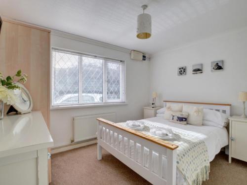 クロイドにあるHoliday Home Sandcastles by Interhomeのベッドルーム(白いベッド1台、窓付)