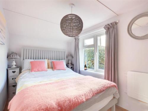 クロイドにあるHoliday Home Bendalong by Interhomeのベッドルーム1室(ピンクの枕が付いた大型ベッド1台付)