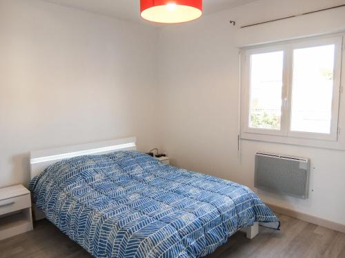 une chambre blanche avec un lit et une fenêtre dans l'établissement Holiday Home Villa de la Mer by Interhome, à Saint Cyprien Plage