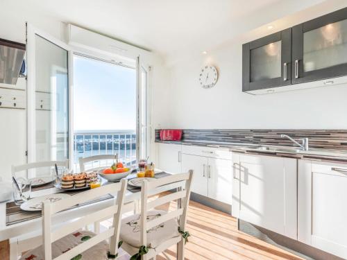 Η κουζίνα ή μικρή κουζίνα στο Apartment Résidence Kerentrech-3 by Interhome