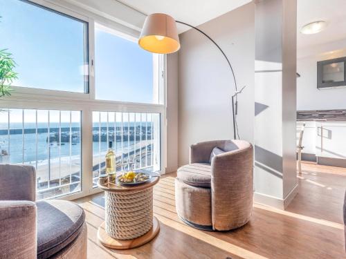 un salon avec vue sur l'océan dans l'établissement Apartment Résidence Kerentrech-3 by Interhome, à Quiberon
