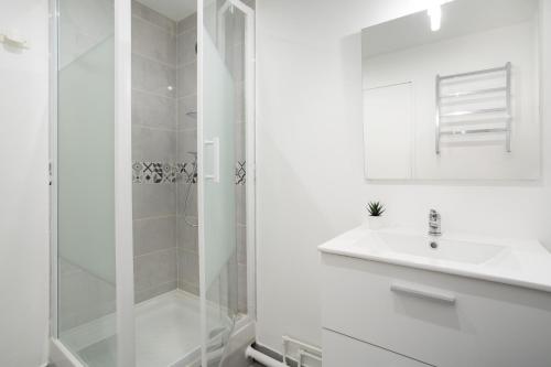 Ванная комната в Le Charme Exotique Paris en 10 minutes