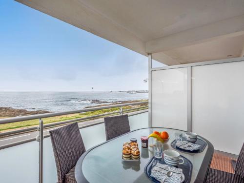 - une table sur un balcon avec vue sur l'océan dans l'établissement Studio Penduick-1 by Interhome, à Quiberon